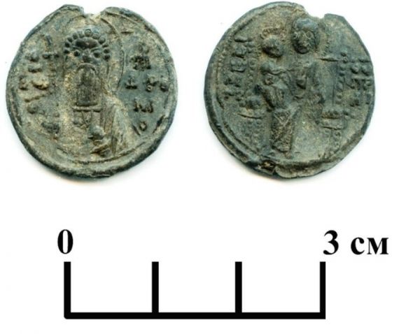 Иконографический сюжет с Богоматерью Одигитрией, держащей младенца на правой руке, да еще и сидящей на троне, редок даже в Византии.