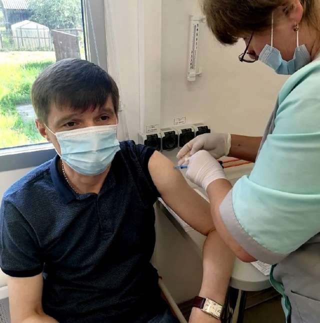 Глава Пестовского района Дмитрий Иванов сделал прививку от коронавируса