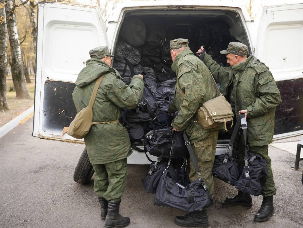 Далее работа военкоматов по комплектованию Вооружённых Сил РФ будет организована за счёт приёма добровольцев и кандидатов для военной службы по контракту.