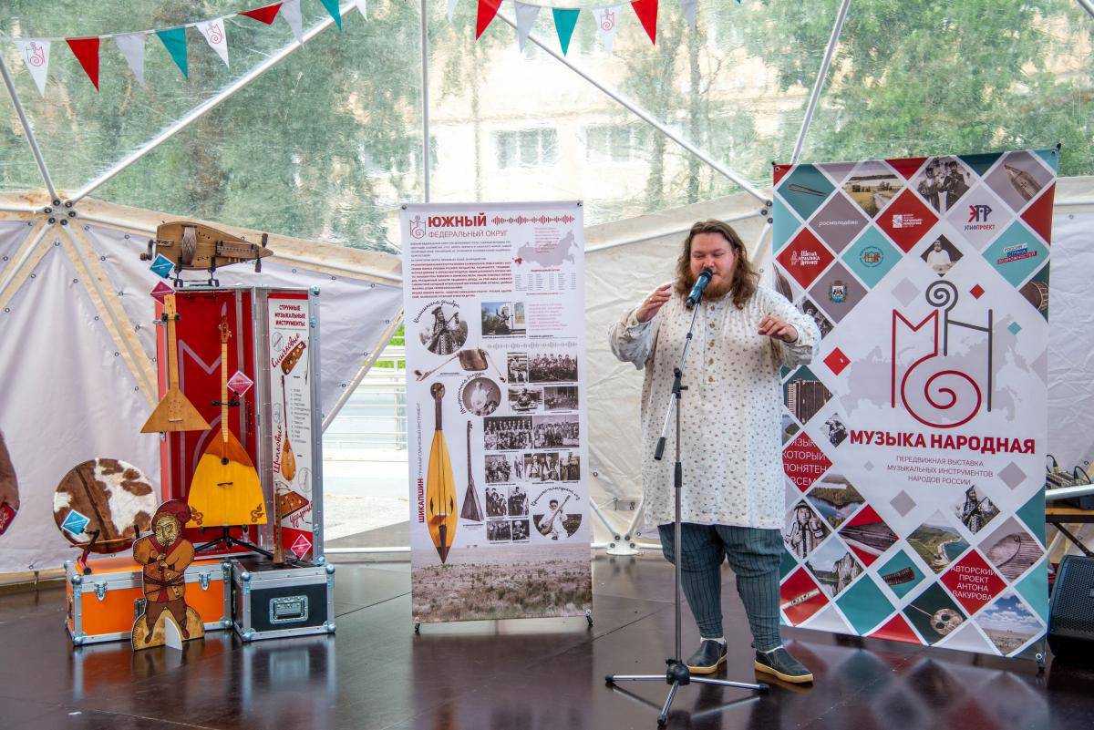 Автор и руководитель проекта  «Музыка народная»– Антон Вакуров известен как новгородский гусельник Антоний.