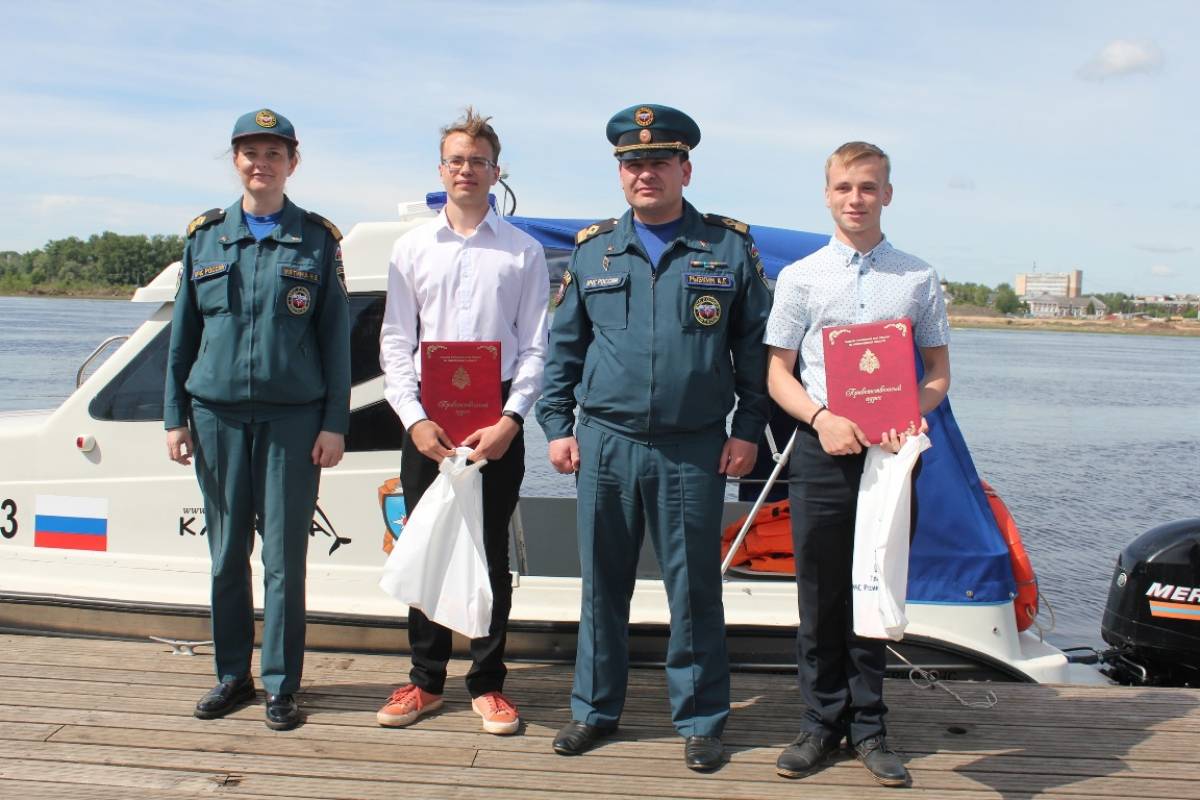 В начале лета 9-классники Никита Ананьев и Иван Антонов спасли тонувшего мальчика.