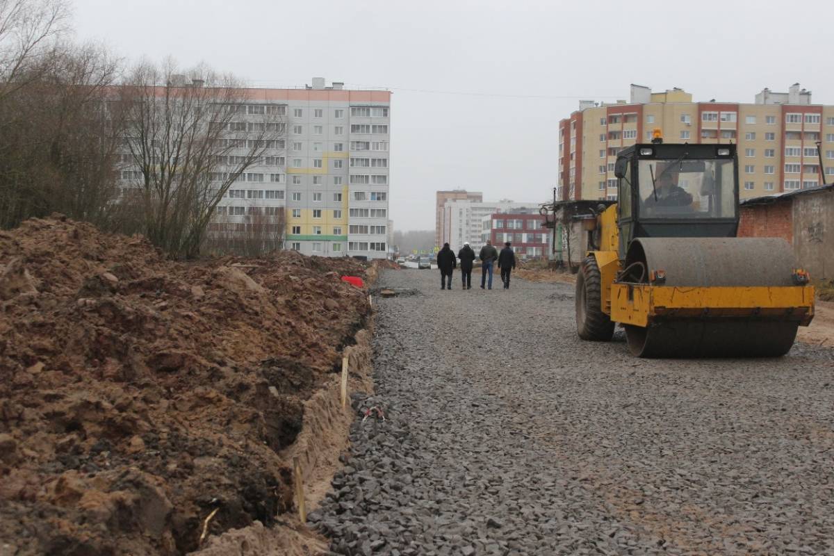 На строительстве проезда из «Ивушек» в сторону Волховца приступили к укладке щебня, готовятся устанавливать бордюр.