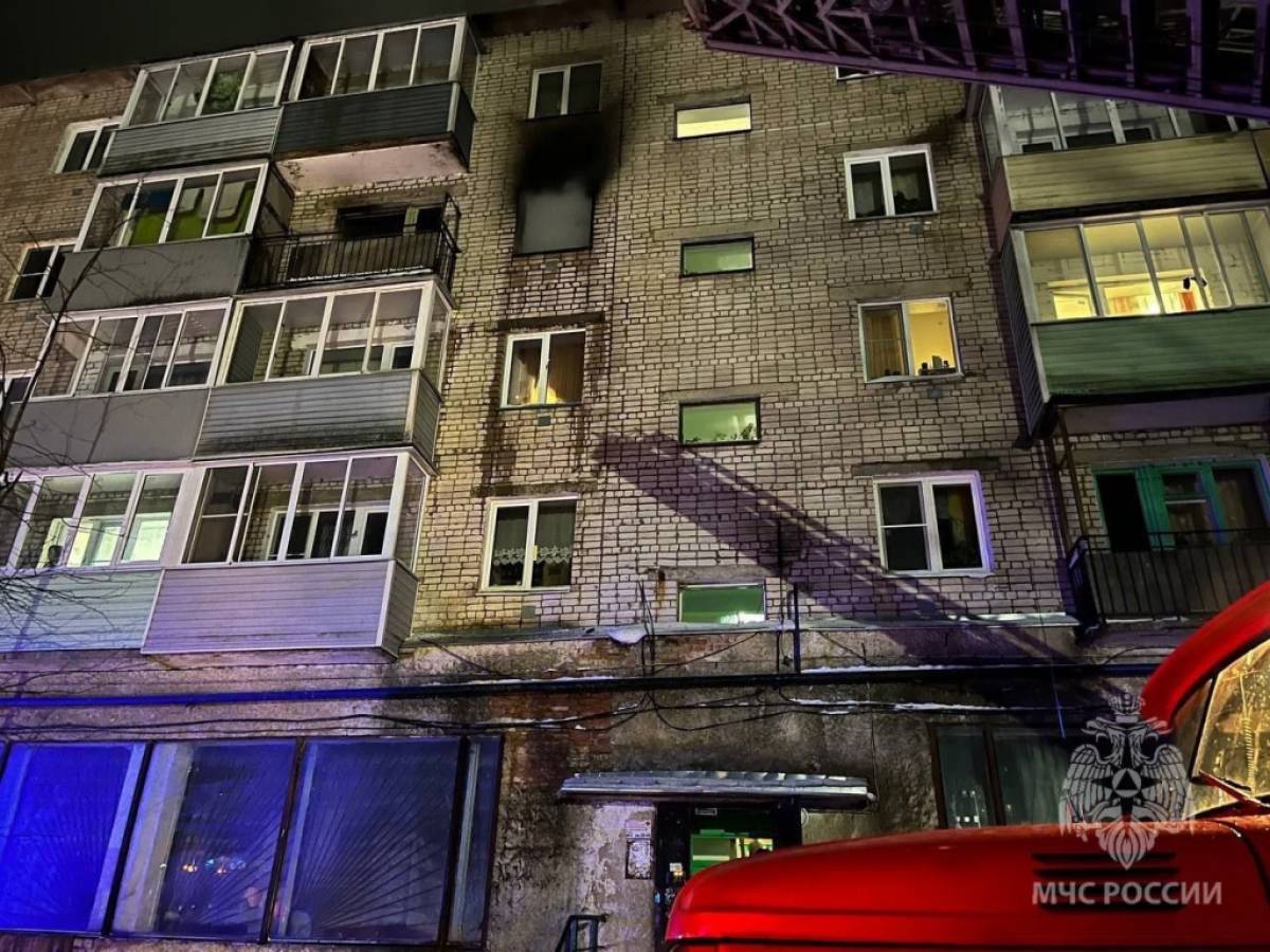 Огнём уничтожены внутренняя отделка и имущество по всей площади квартиры на четвёртом этаже..