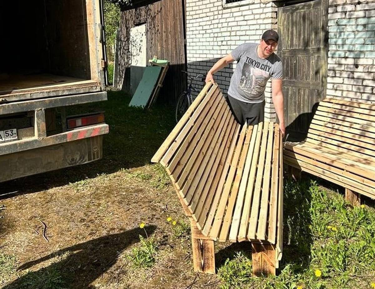 Житель посёлка Александр Григорьев изготовил для детей удобные скамейки.
