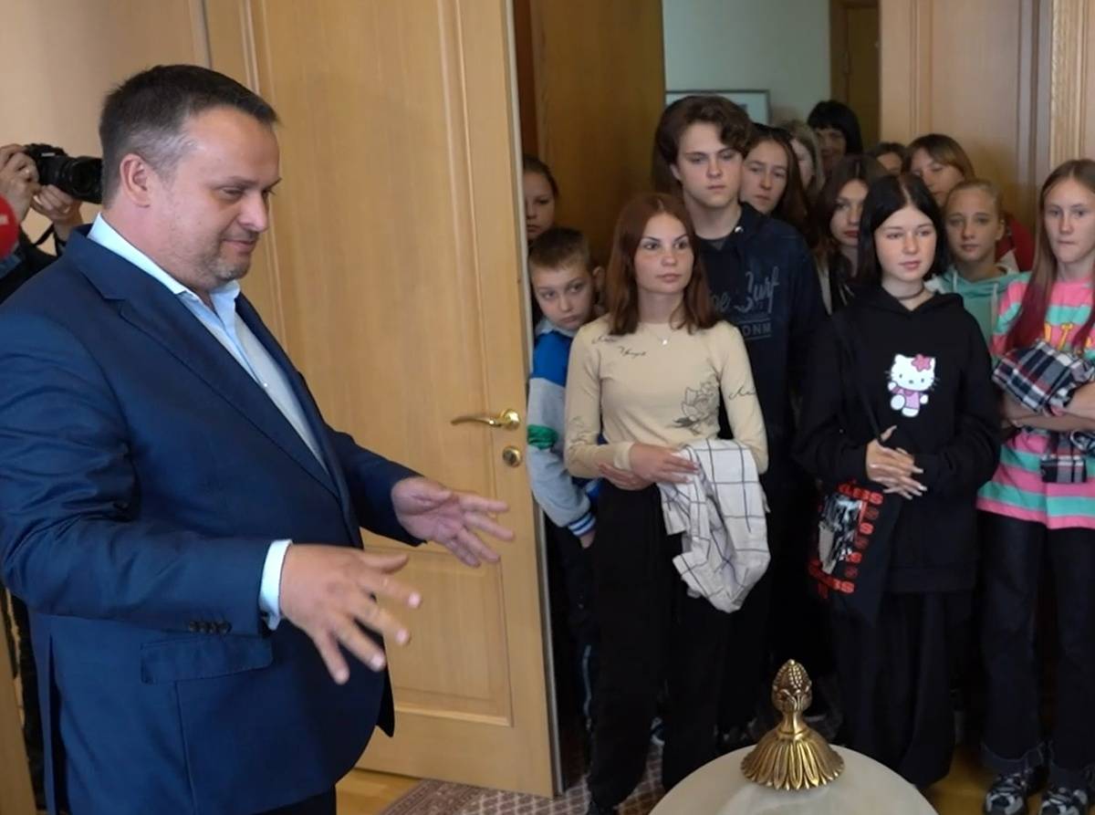 Дети побывали в приёмной губернатора региона, куда, как сказал Андрей Никитин, стекается вся важная информация.