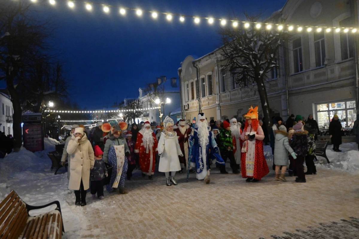 Пор улицам города прошли 54 Деда Мороза со Снегурочками.