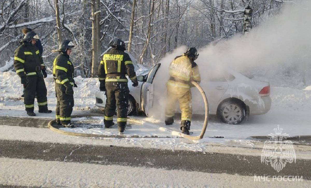 Утром 5 января спасатели выезжали на тушение автомобиля в Боровичском районе. 