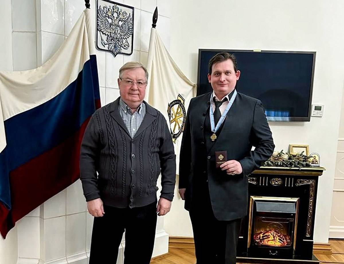 Сергей Степашин вручил Сергею Брюну знак и удостоверение действительного члена общества.