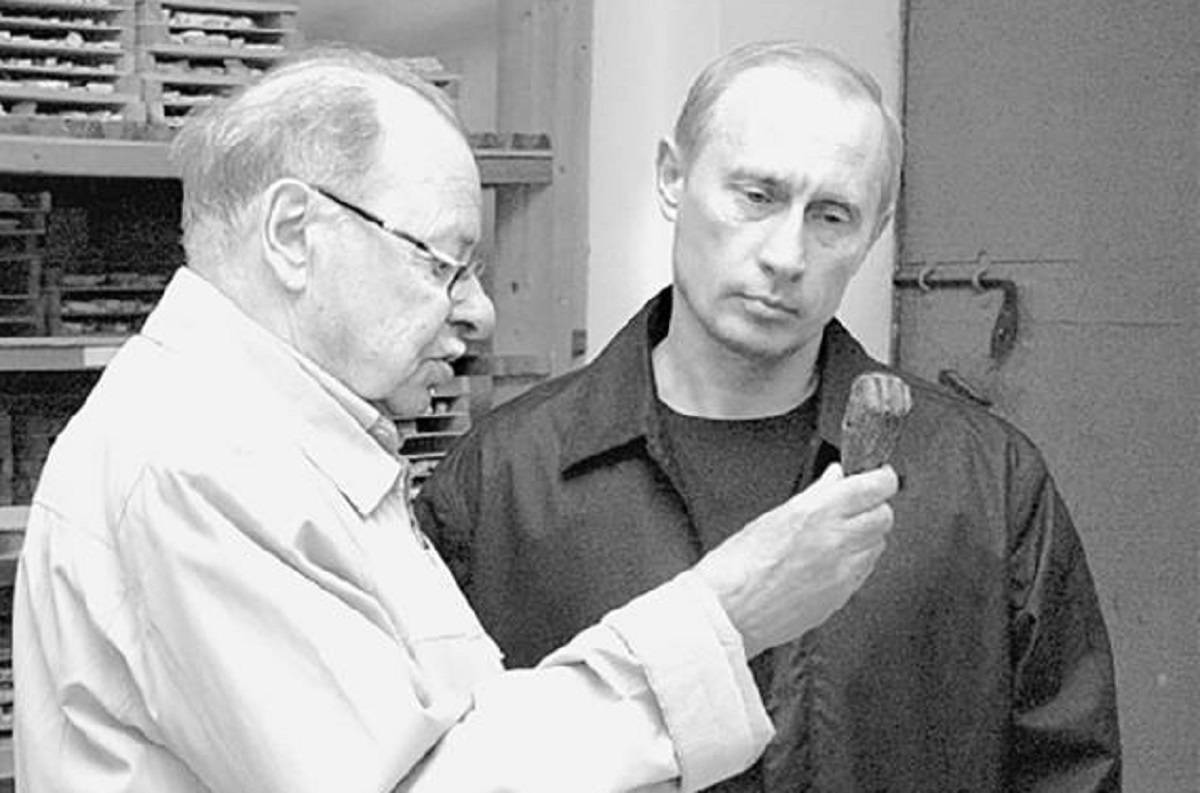 Академик Валентин Янин рассказал Владимиру Путину о наиболее интересных археологических находках, 2004 год.
