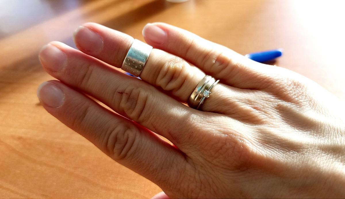 Потерпевший заявил гражданский иск на возмещение ущерба для покупки нового кольца своей сожительнице.