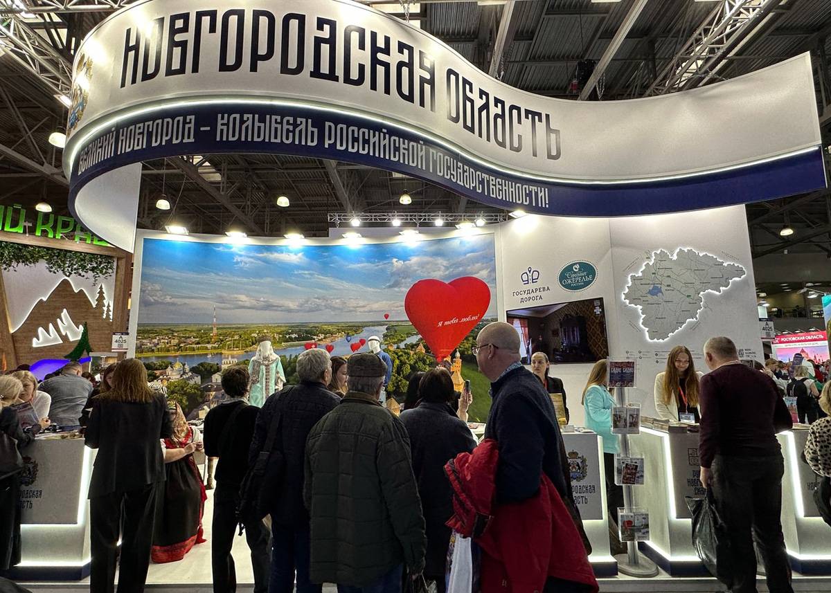 Стенд Новгородской области знакомит посетителей с популярными точками притяжения в регионе.