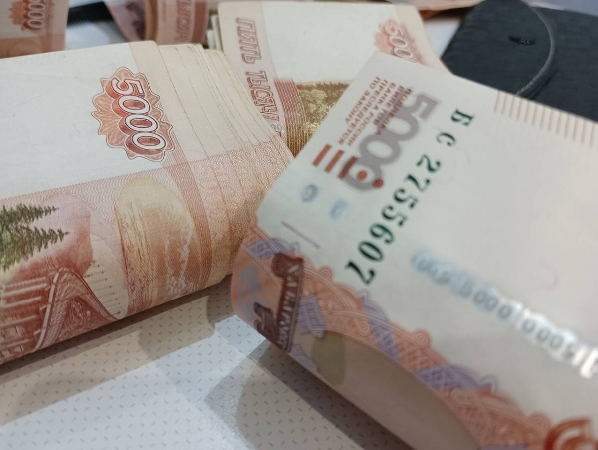 Боровичанин обналичил в банках 2,3 млн рублей и перевёл все деньги  мошенникам.