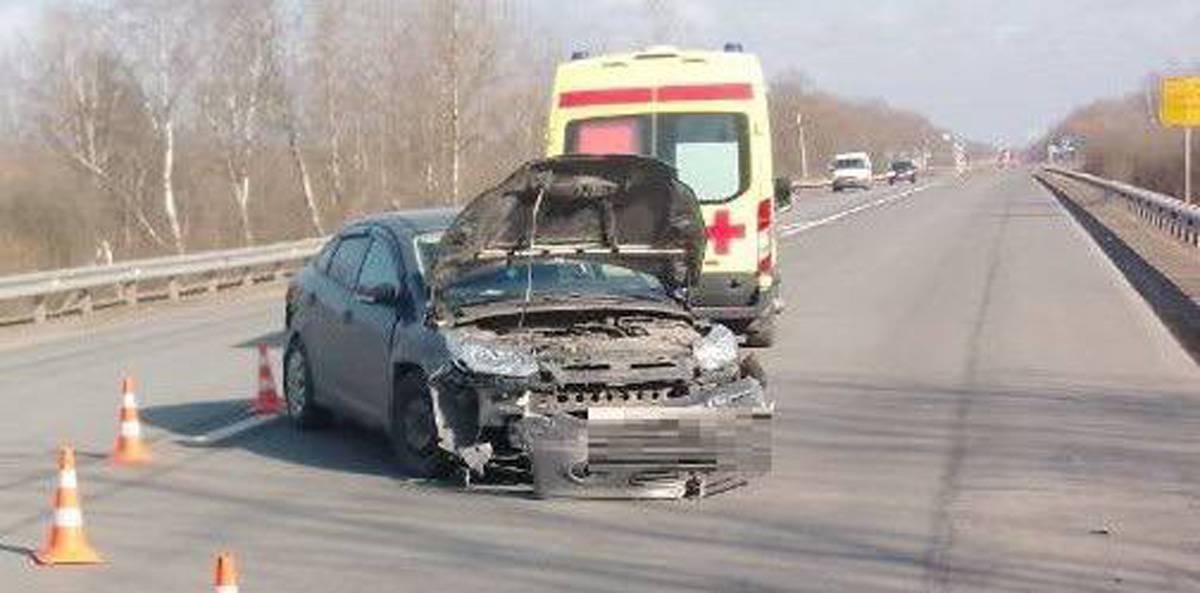Водитель с переломом грудной клетки доставлена бригадой скорой медицинской помощи в Новгородскую областную клиническую больницу.