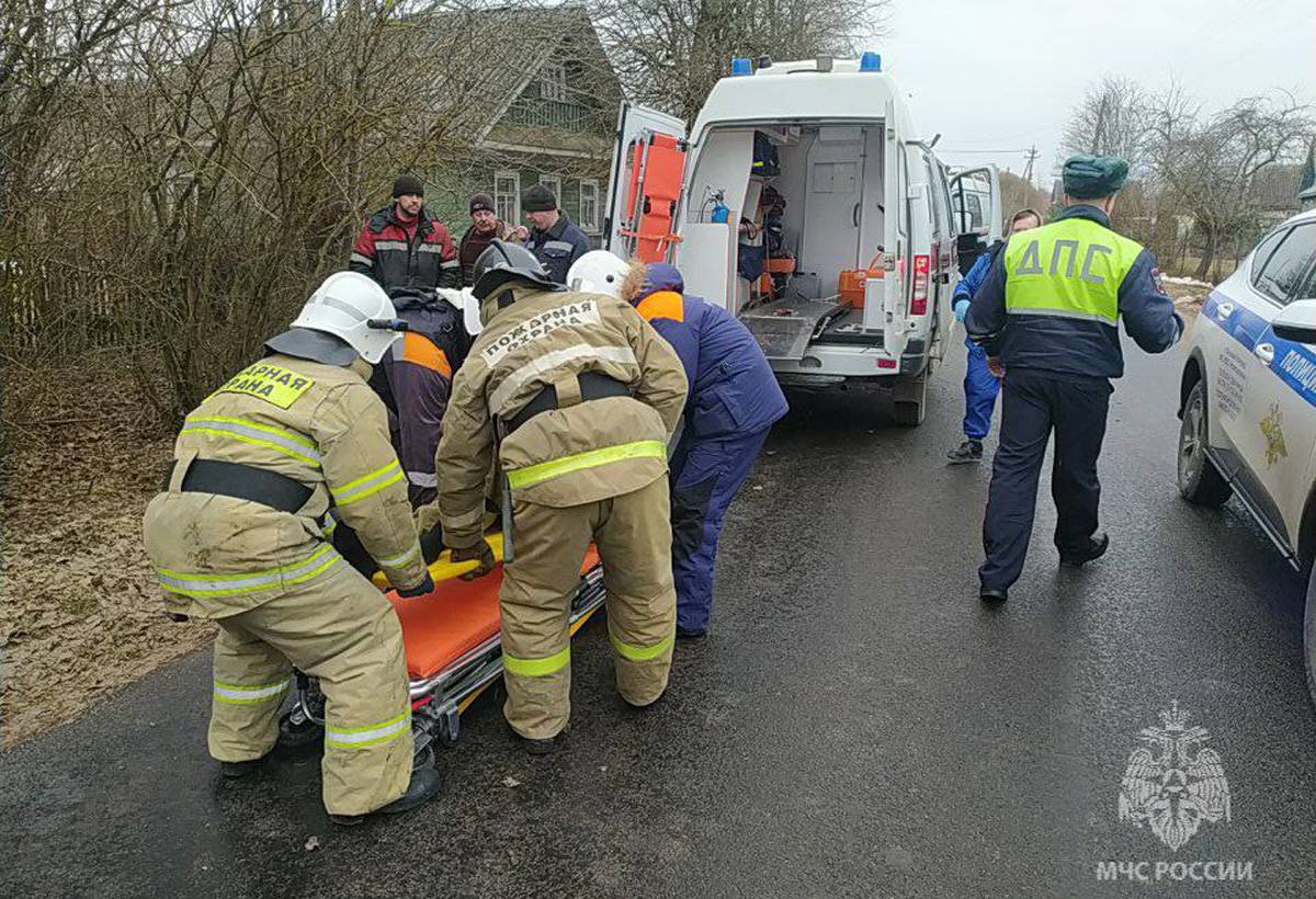 Спасатели деблокировали пострадавшего и передали бригаде скорой помощи
