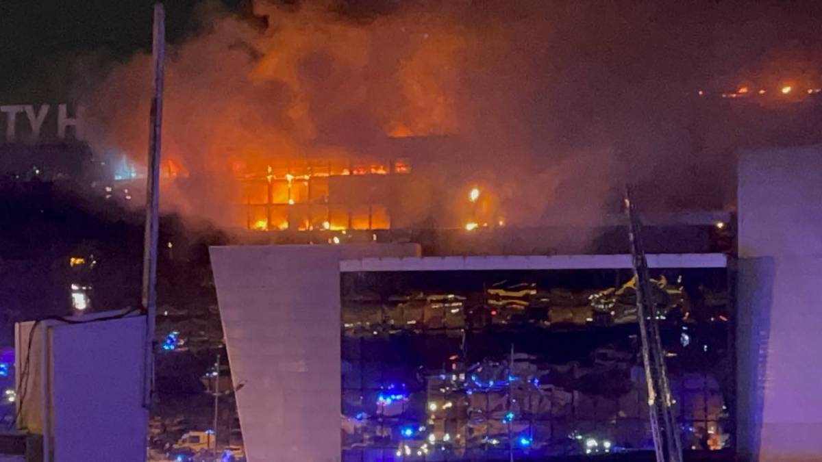 После стрельбы в здании «Крокус сити холл» начался пожар, который сейчас тушат с использованием вертолётов МЧС.