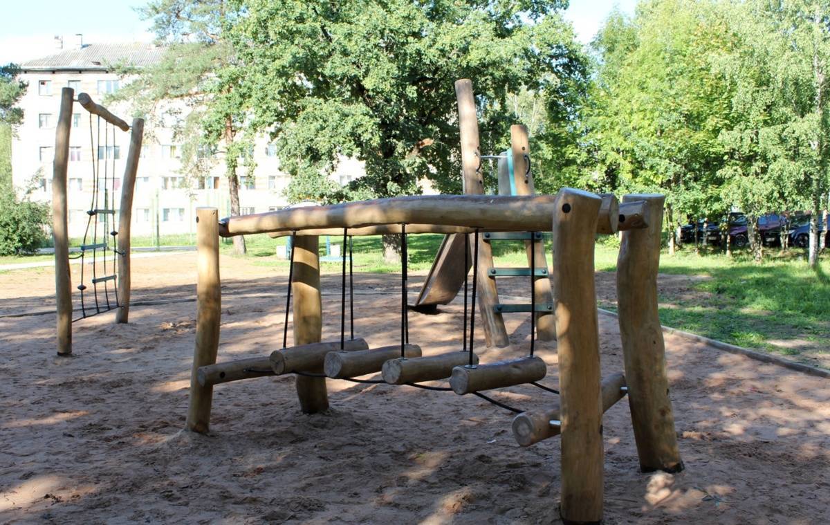 Детская площадка в парке Архиерейская мыза в Волховском микрорайоне Великого Новгорода.