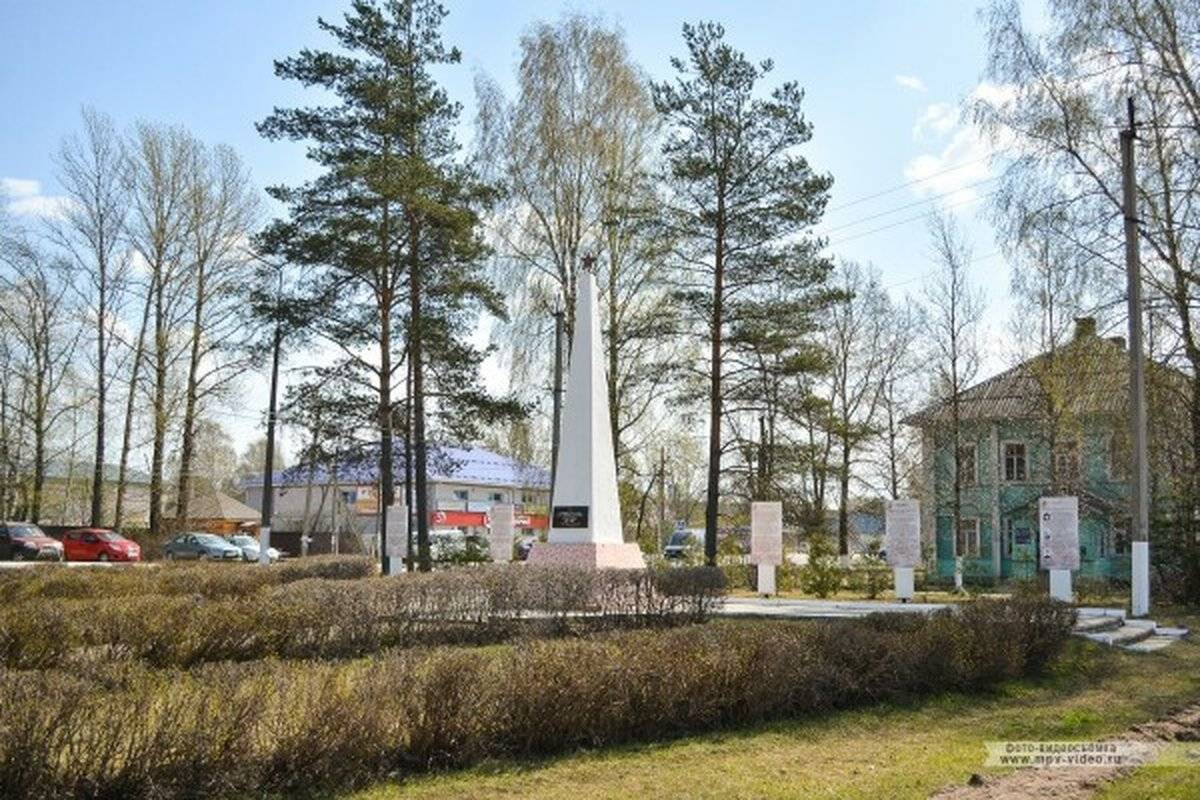 На общественной территории на улице Красных Зорь в Хвойной находится стела, посвящённая героям Великой Отечественной войны.