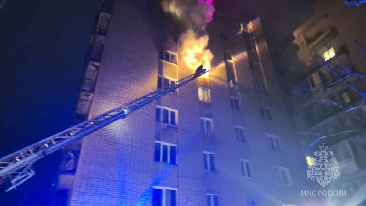 На момент прибытия подразделений шел дым из квартиры на шестом этаже. 
