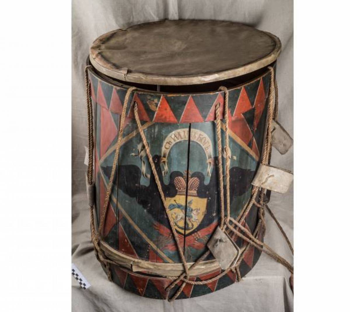 Так барабан выглядел до реставрации. А каким «мушкетёр» стал теперь, можно будет увидеть на выставке «Чесменская виктория».