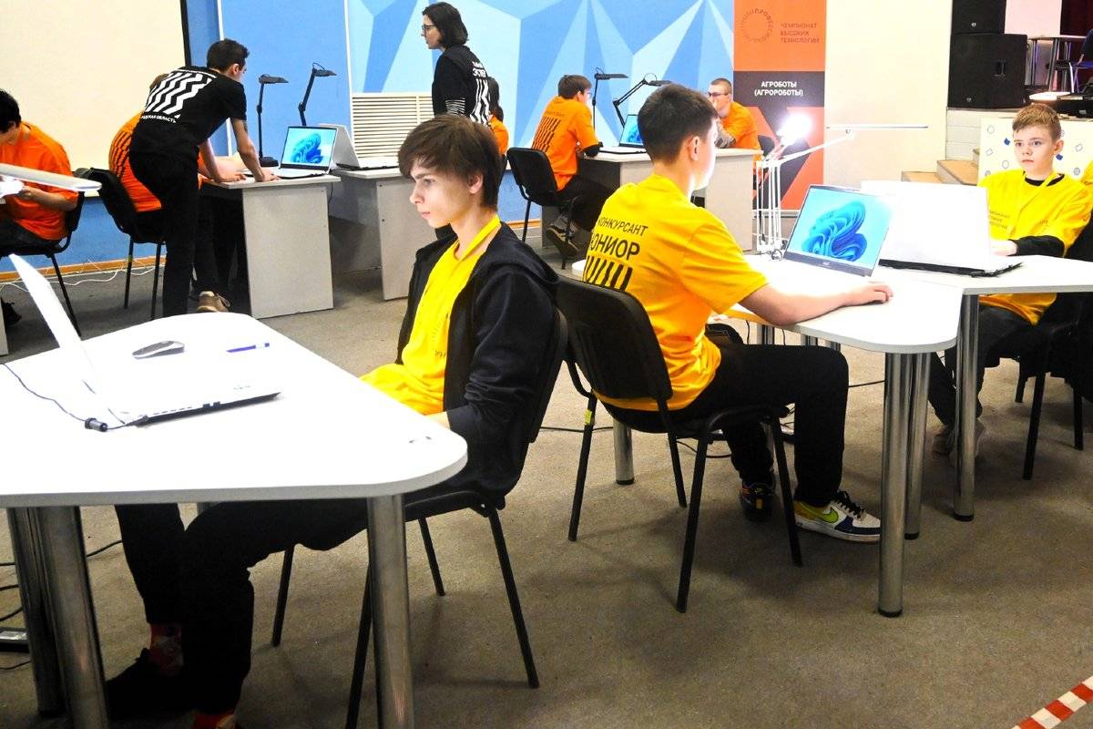 Задания чемпионата конкурсанты выполняют в виртуальной реальности с помощью ноутбуков