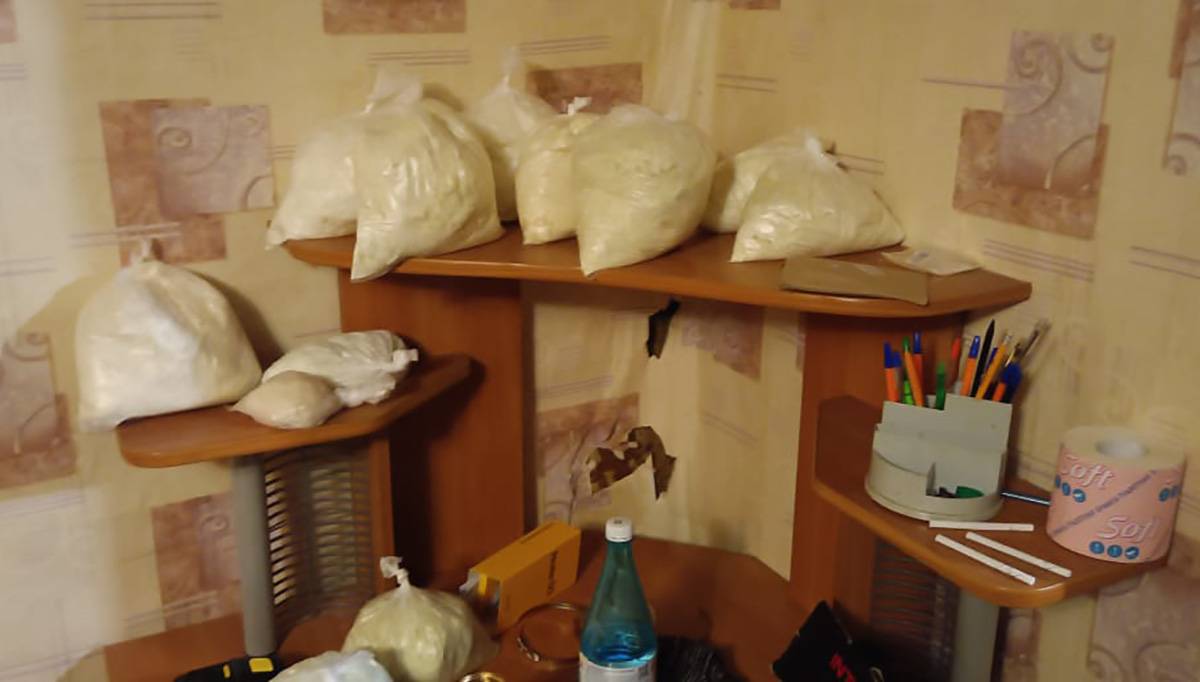 Работники подпольной лаборатории планировали изготовить 20 килограммов наркотиков, а впоследствии передать в интернет-магазин через систему тайников.