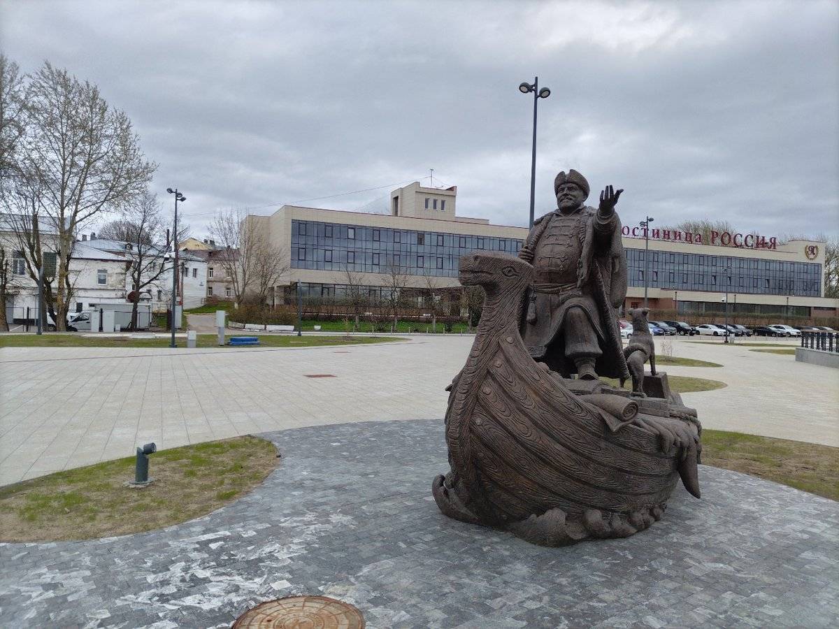 Памятник новгородскому купцу установили на набережной Александра Невского, напротив гостиницы «Россия».