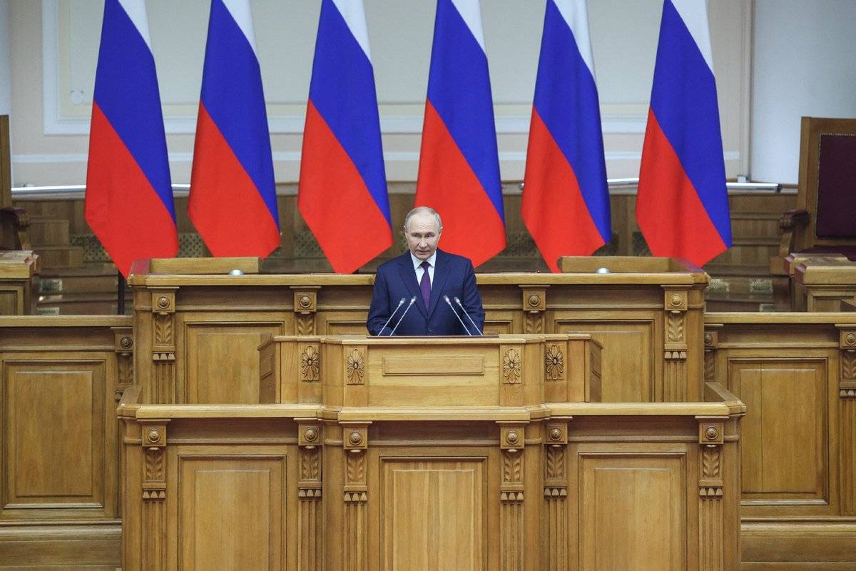 С членами Совета законодателей встретился президент России Владимир Путин.