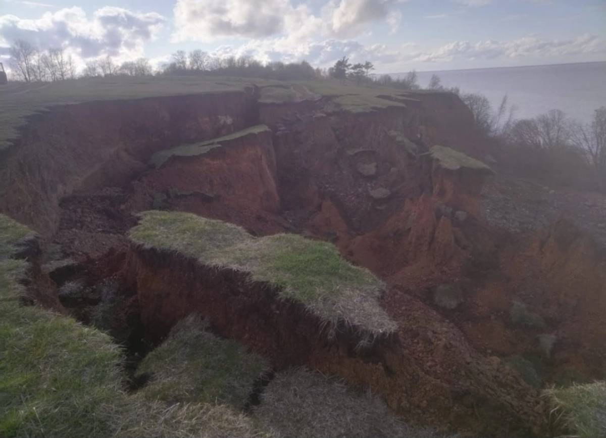 У деревни Коростынь в Шимском районе разрушается высокий берег Ильменя