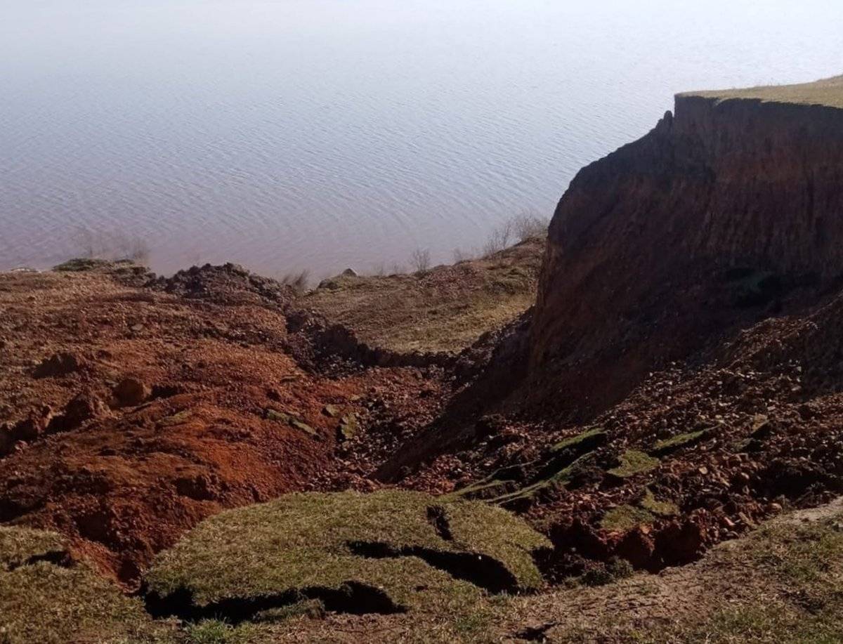 Берег Ильменя в Шимском районе обвалился из-за повышенной влажности