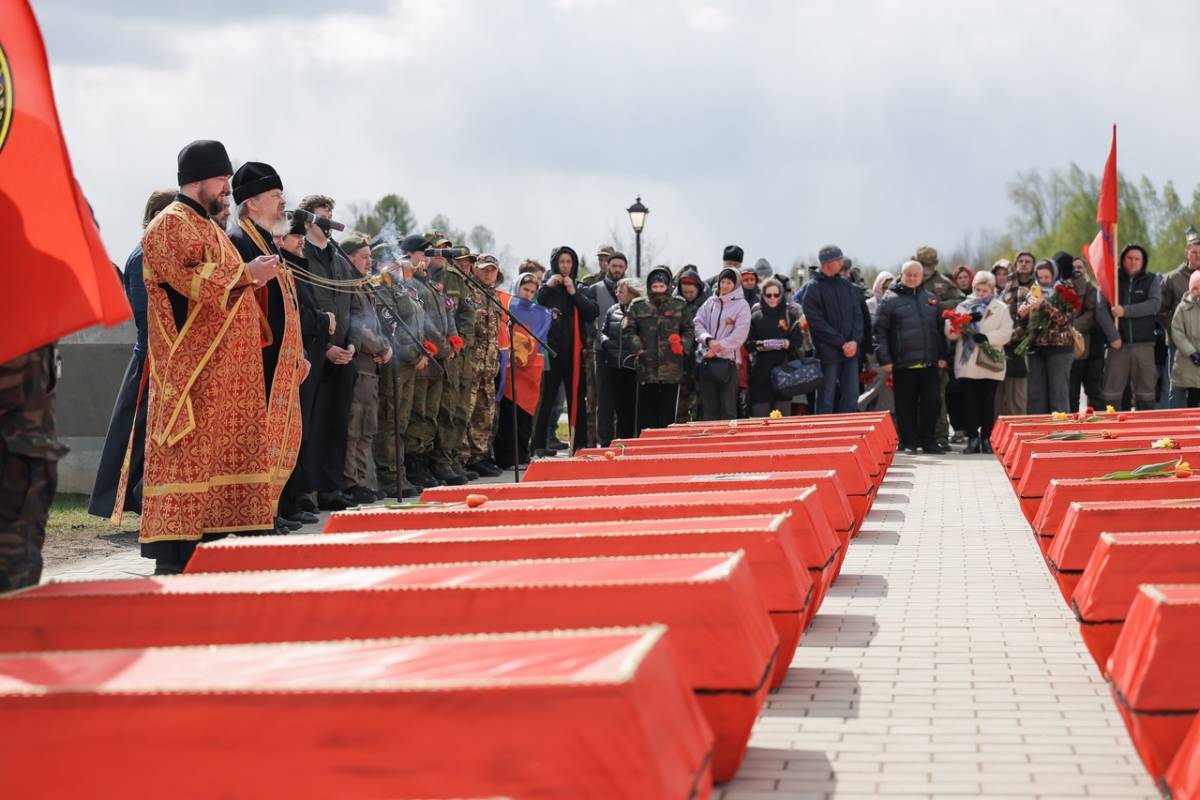 Участники траурной церемонии возложили венки к могилам солдат.