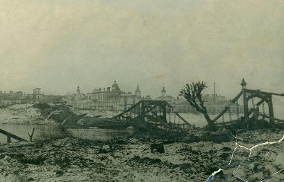 Руины взорванного немецкими войсками моста. Фотография 1944 года из собрания Новгородского музея-заповедника
