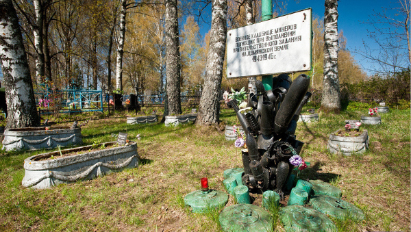 В Демянске есть кладбище воинов-сапёров, погибших при разминировании посёлка в 1943—1946 годах. На нём захоронен 21 человек, имена всех известны
