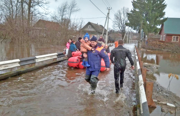 Спасатели эвакуировали с подтопленных территорий жителей, которые уже не могли оставаться в своих домах