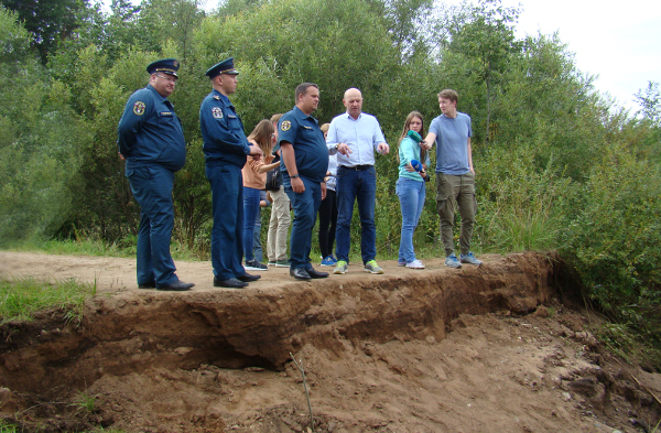 Губернатор Андрей Никитин оценил масштабы разрушений.  Фото Анны МЕЛЬНИКОВОЙ