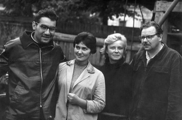 Валентин Янин (справа) с учениками Александром Хорошевым, Валентиной Мироновой и Еленой Рыбиной. 1964 год