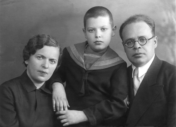 С родителями — Елизаветой Степановной и Лаврентием Васильевичем. 1938 год
