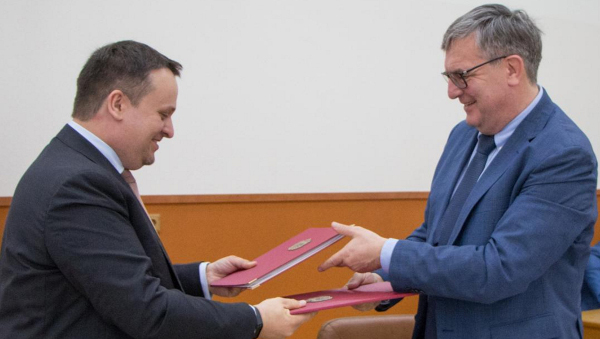 Андрей Никитин и Михаил Брюханов (справа) подписали соглашение о сотрудничестве (Фото adm.nov.ru)