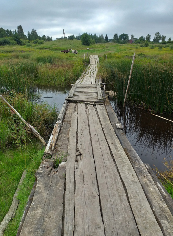 Такие мостки каждую весну строят через Замленку местные, чтобы добраться до своей деревни