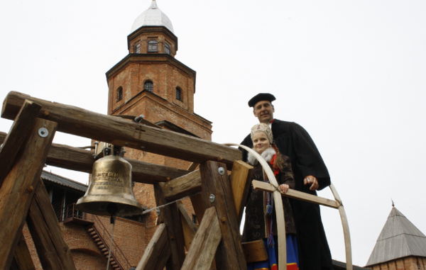 Немцы привезли в Новгород колокол мира