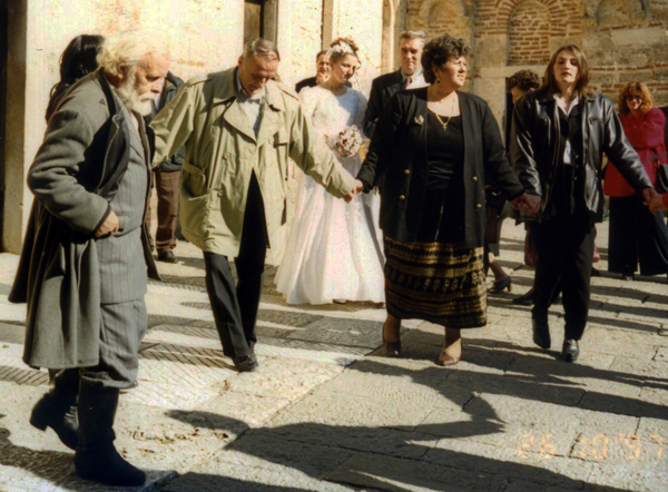 Дмитрий Балашов (слева) танцует коло на сербской свадьбе, 1997 год