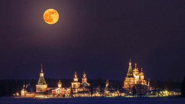 На самом деле этот «лунный» снимок Тимофея Шутова — фотомонтаж из двух кадров. Человеческий глаз способен видеть в одинаковой чёткости и луну, и монастырь, а вот камера — нет