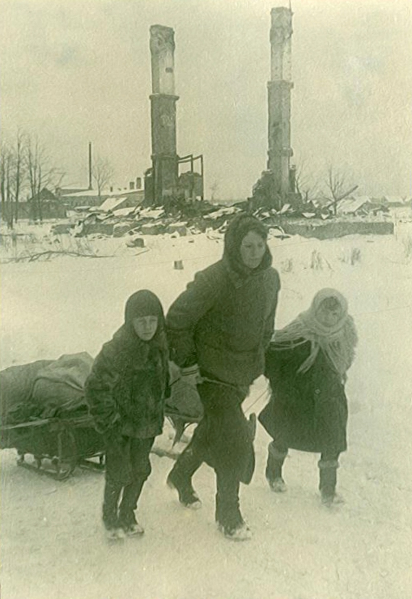 Жители возвращаются в Новгород после освобождения его от немецко-фашистских захватчиков. 1944 г.
