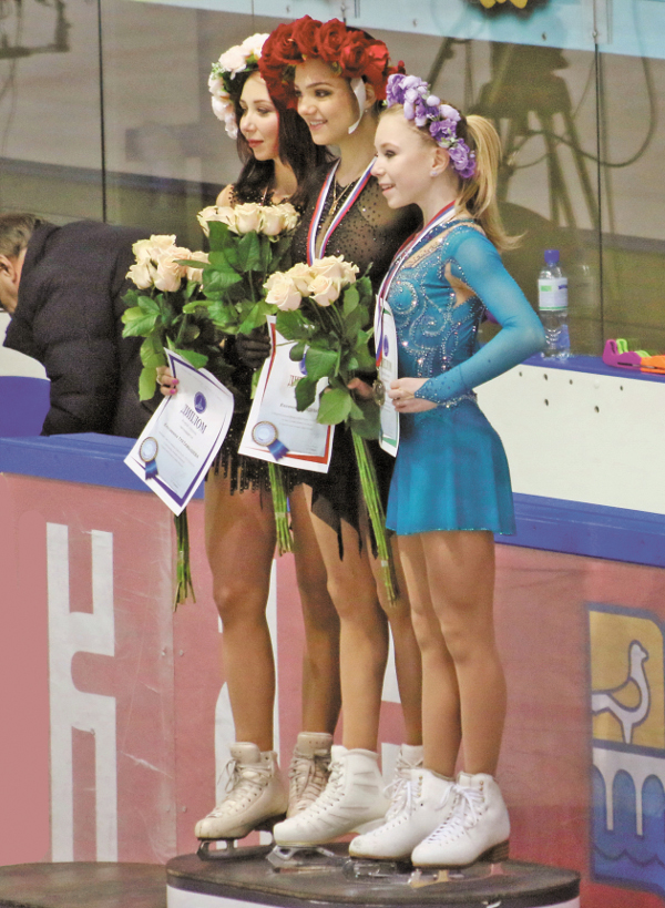 Одна из традиций Федерации фигурного катания России – победителям  и призёрам соревнований дарят белые розы Фото Николая БАРАНОВСКОГО