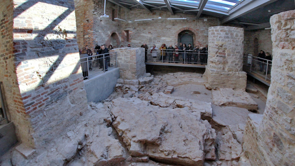 Ядро экспозиции храма-музея — остатки фундаментов и стен храма XII века