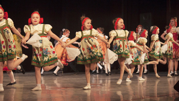 Коллектив «Гусельки» должен воспитывать танцоров для «Садко» (чуть ниже), но сколько из этих ребят в действительности дойдут до легендарного ансамбля — большой вопрос