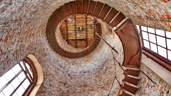 Винтовая чугунная лестница – предмет охраны культурного наследия. После реставрации станет частью декора