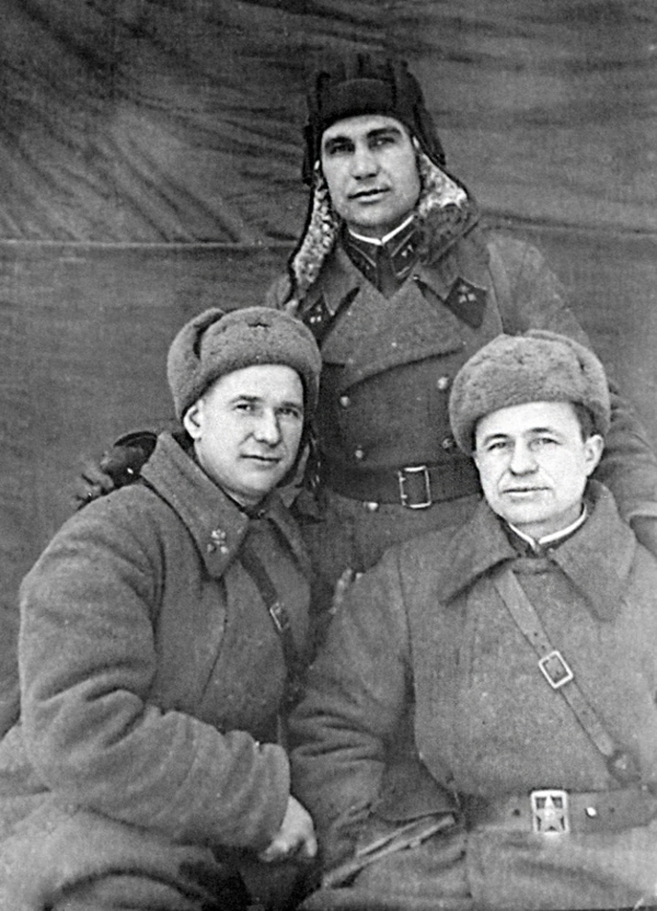 Волховский фронт. Зима 1944 года. Иосиф Сальников (внизу слева) с друзьями по батальону. Фото из архива Виктора ИВАНОВА