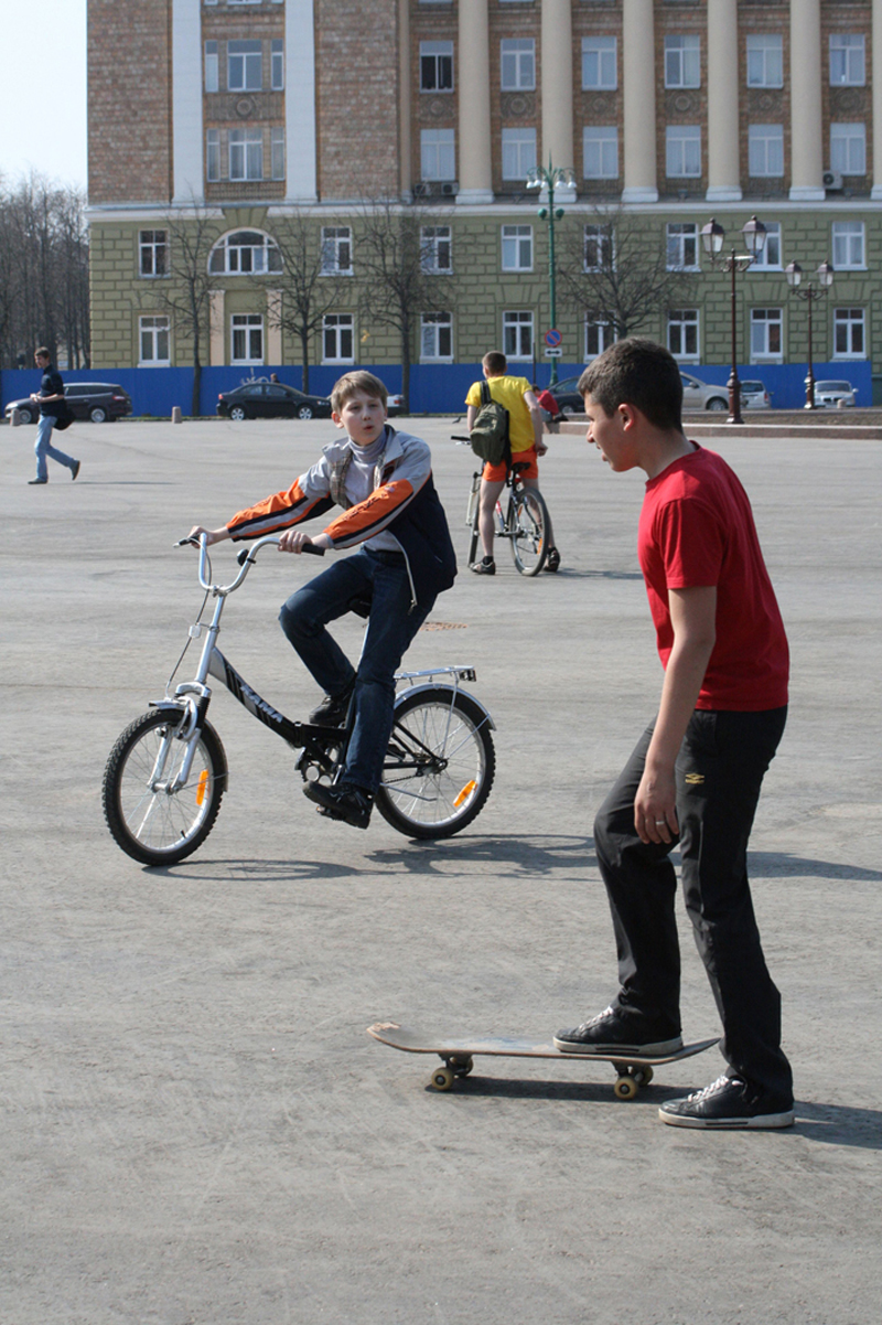 Езда на велосипедах, самокатах, скейтах отлично помогает поддерживать школьникам физическую активность