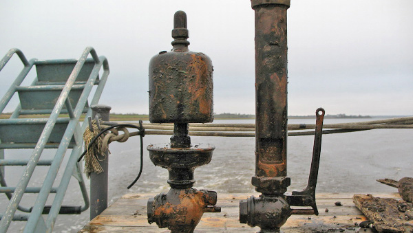 Клапан и паровой гудок, поднятые с затонувшего парохода в начале 2000 годов
