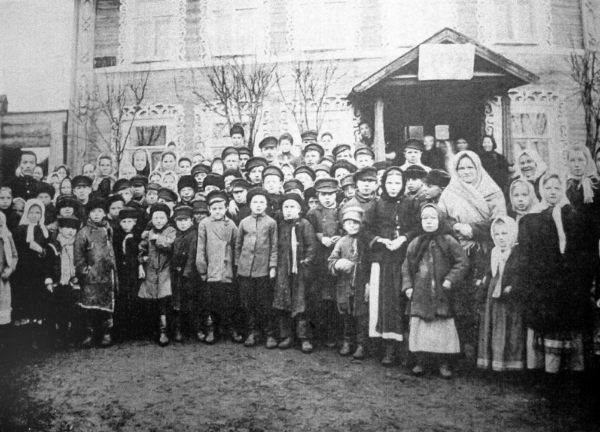 Фотография начала ХХ века. Школьники и их учителя у здания Медведской школы